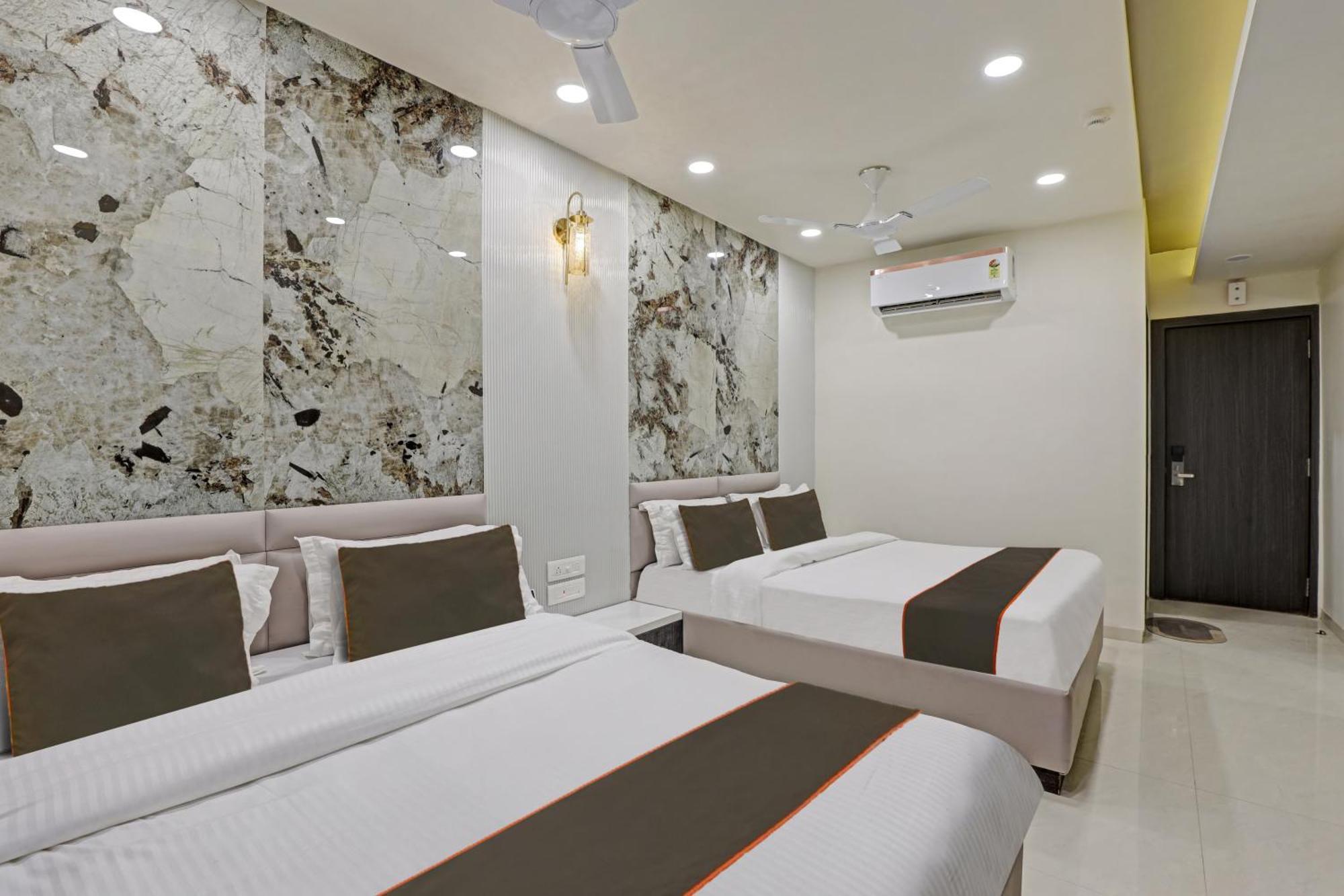 Collection O Alpha One Hotel Ahmedabad Exterior photo
