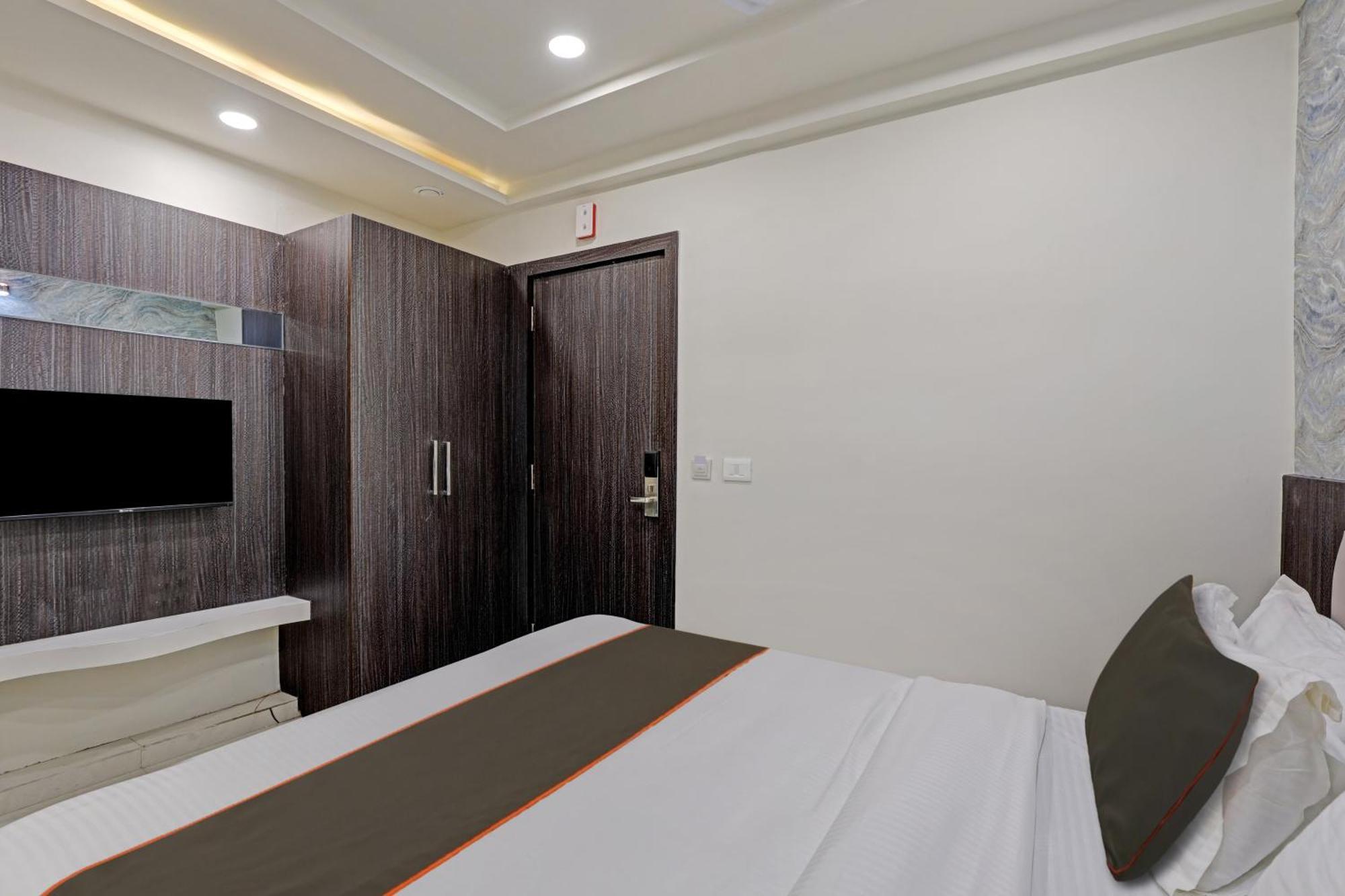 Collection O Alpha One Hotel Ahmedabad Exterior photo